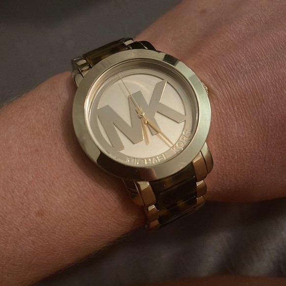 Michael Kors tortoise shell watch with gold hardware - Picture 2 of 6